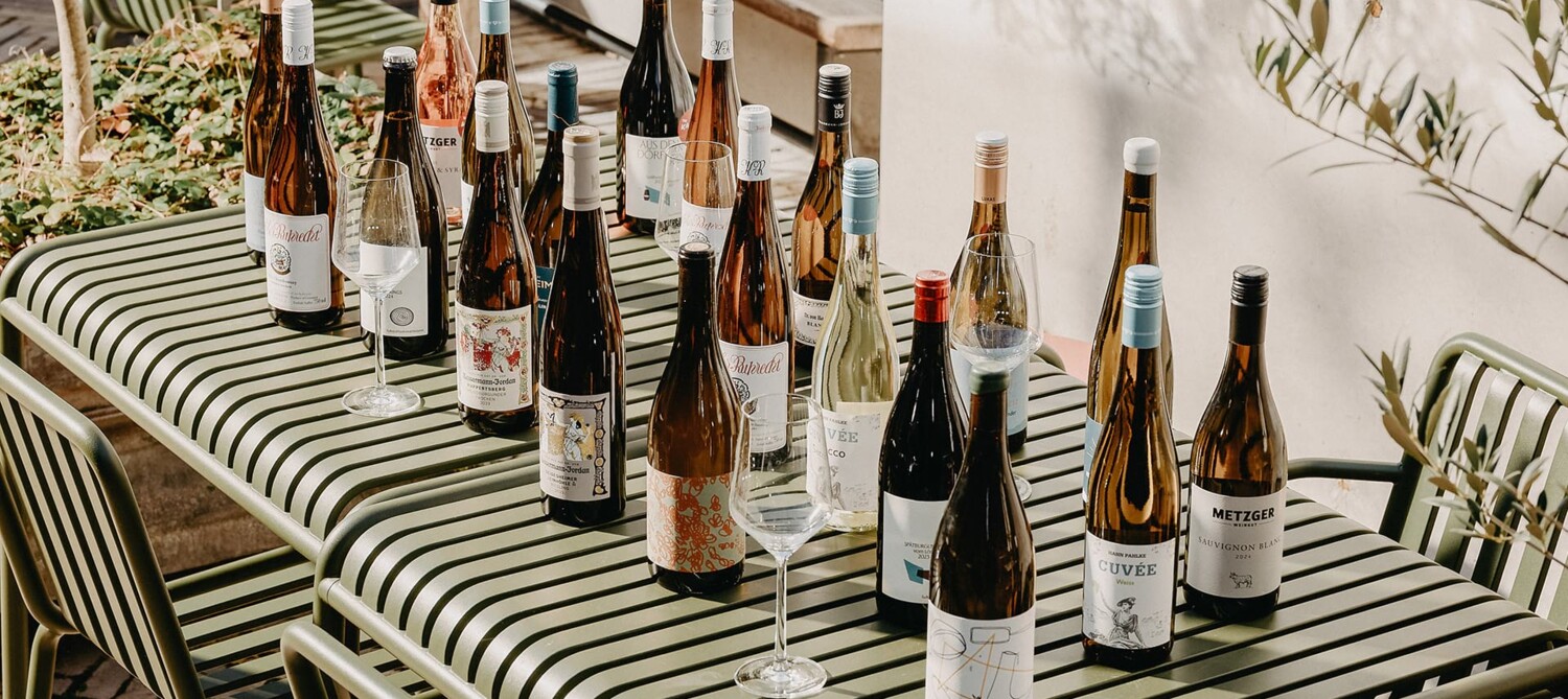 Gespendete Weinflaschen von TOP-Weing&uuml;tern f&uuml;r den guten Zweck &ndash;&nbsp;alle auf einem Tisch