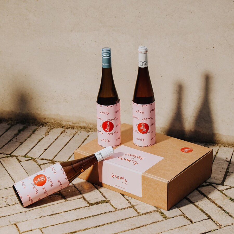 Geschenkverpackung mit einer hochwertigen Weinflasche vom Karma Club &ndash; verschenken mit Sinn und 100 % Spende.